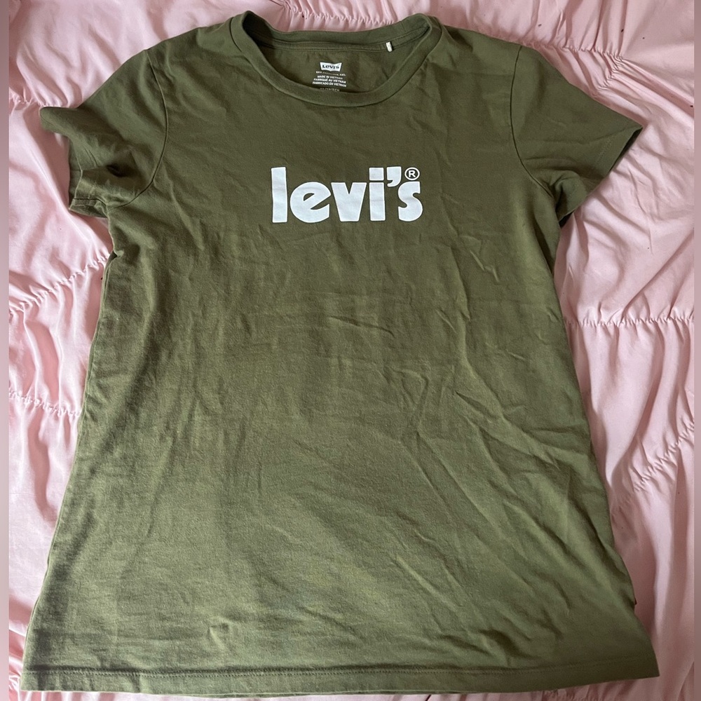 Green Levi’s T shirt